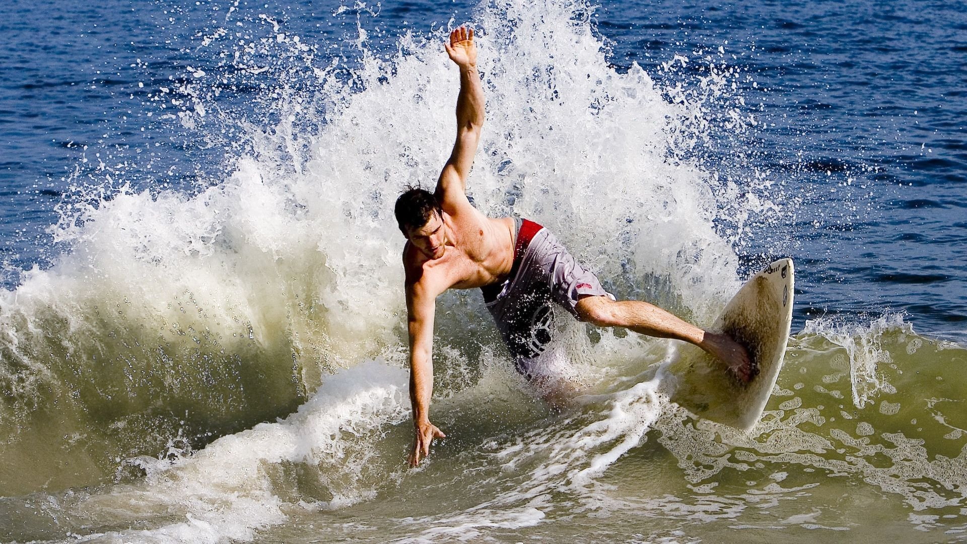 欧洲足球盛宴继续燃烧，队伍展现团结力量，看一下欧洲足球